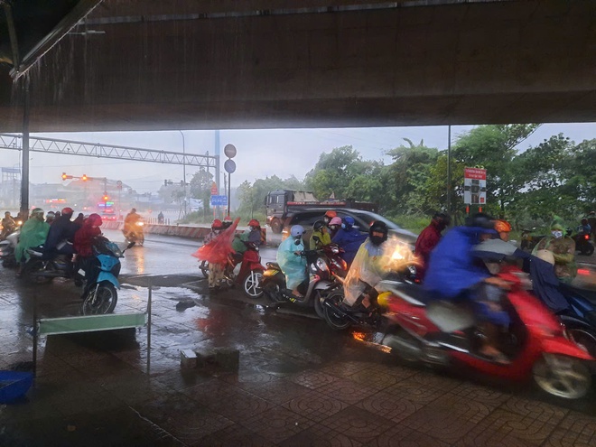 TP HCM bất ngờ mưa lớn kèm gió mạnh, đường sá ngập nước - Ảnh 5.