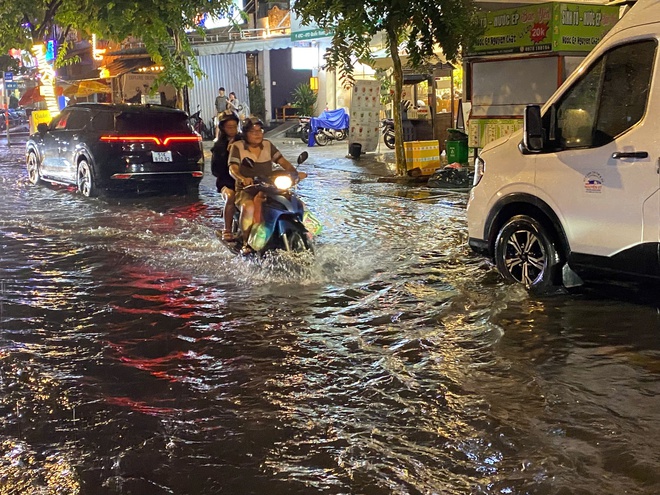 Cận cảnh ngập ở một số tuyến đường tại TP HCM , Người dân tất bật dọn dẹp sau cơn mưa lớn - Ảnh 4. Cận cảnh ngập ở một số tuyến đường tại TP HCM , Người dân tất bật dọn dẹp sau cơn mưa lớn - Ảnh 4.