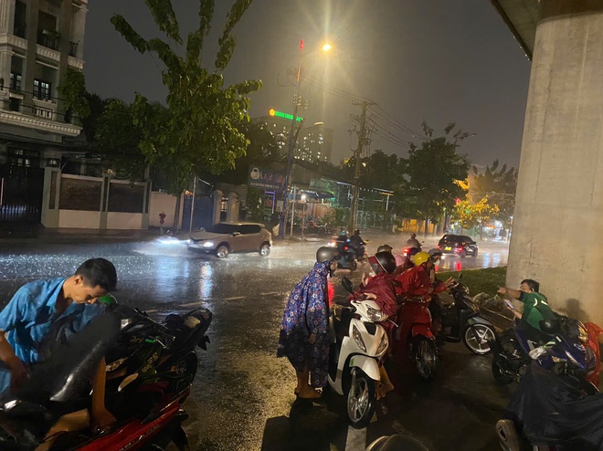 TP HCM bất ngờ mưa lớn kèm gió mạnh, đường sá ngập nước - Ảnh 4.