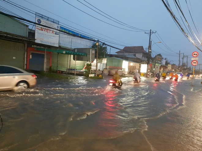 TP HCM bất ngờ mưa lớn kèm gió mạnh, đường sá ngập nước - Ảnh 2.