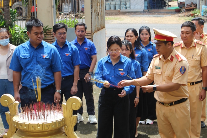 Báo Người Lao Động trao tặng 200 lá cờ Tổ quốc trong chương trình “Mắt sáng nghĩa tình” - Ảnh 1.