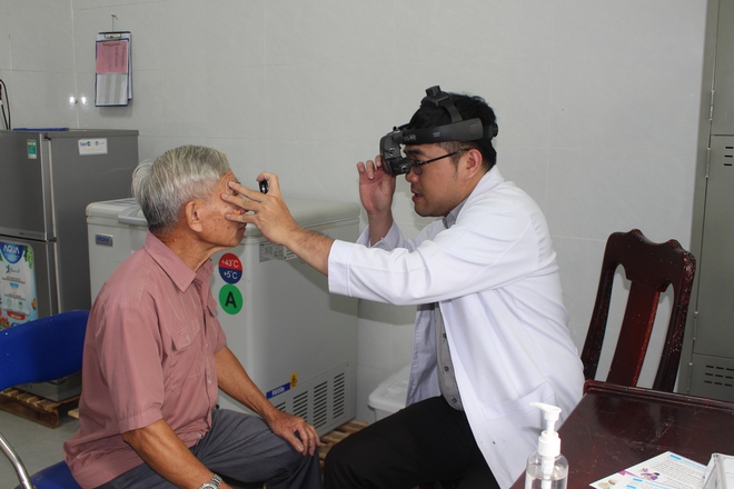 Báo Người Lao Động trao tặng 200 lá cờ Tổ quốc trong chương trình “Mắt sáng nghĩa tình” - Ảnh 2.