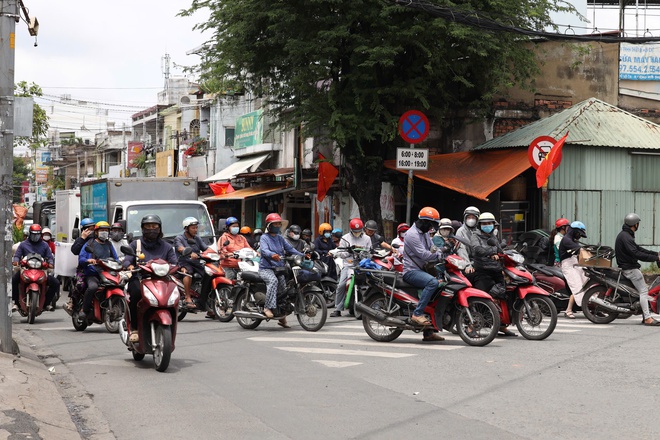 Ngã tư Đình ken đặc xe trước giờ G khởi công cầu vượt - Ảnh 10.