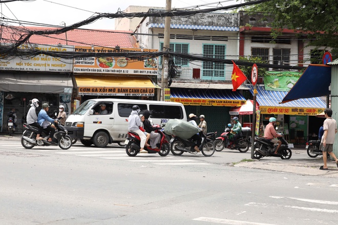 Ngã tư Đình ken đặc xe trước giờ G khởi công cầu vượt - Ảnh 9.