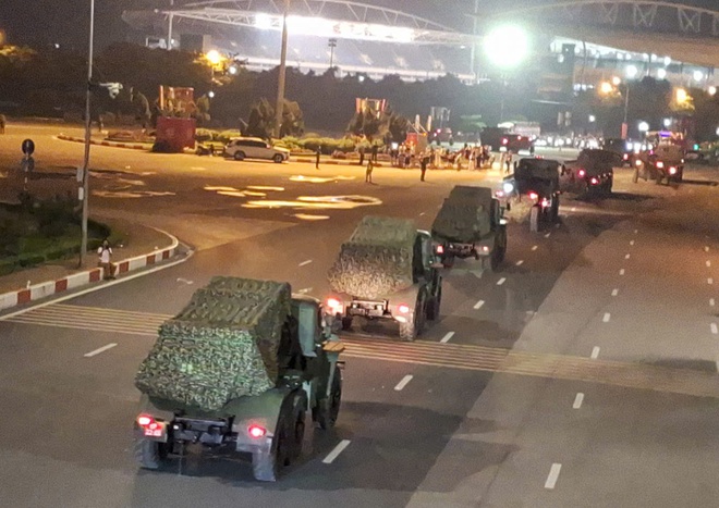 VIDEO: Xe pháo quân sự cơ động về trung tâm Hà Nội làm nhiệm vụ A80- Ảnh 6.