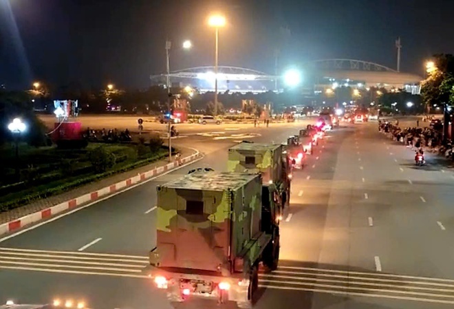 VIDEO: Xe pháo quân sự cơ động về trung tâm Hà Nội làm nhiệm vụ A80- Ảnh 4.