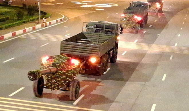 VIDEO: Xe pháo quân sự cơ động về trung tâm Hà Nội làm nhiệm vụ A80- Ảnh 2.