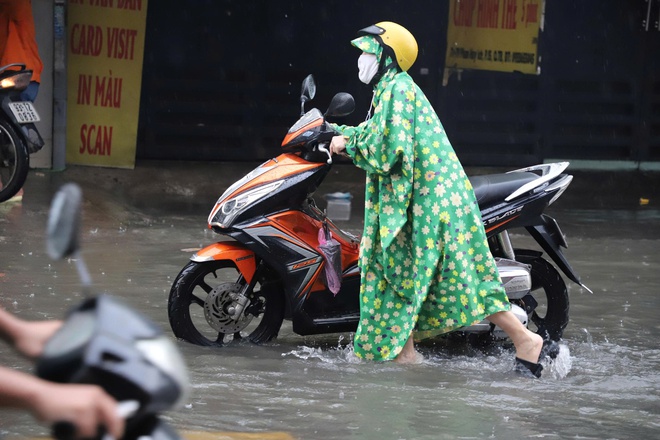 Rạng sáng TP HCM mưa như trút nước, sáng nay vẫn còn ngập- Ảnh 14.