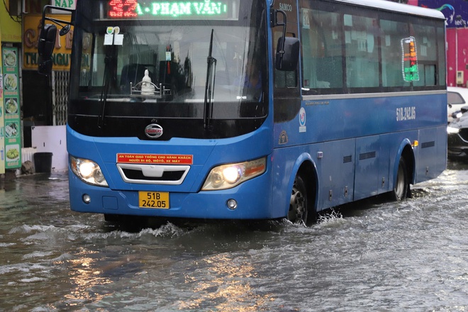 Rạng sáng TP HCM mưa như trút nước, sáng nay vẫn còn ngập- Ảnh 9.