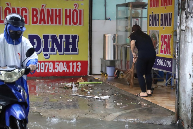 Rạng sáng TP HCM mưa như trút nước, sáng nay vẫn còn ngập- Ảnh 8.