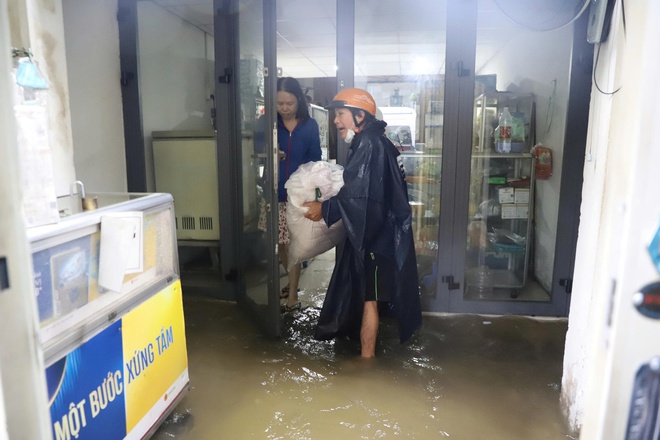 Rạng sáng TP HCM mưa như trút nước, sáng nay vẫn còn ngập- Ảnh 12.