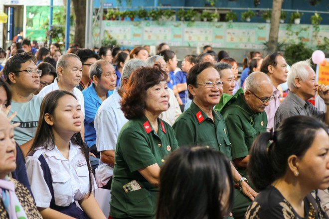 Báo Người Lao Động trao tặng 1.000 lá cờ Tổ quốc cho phường Xuân Hoà - Ảnh 1. Báo Người Lao Động trao tặng 1.000 lá cờ Tổ quốc cho phường Xuân Hoà - Ảnh 1.
