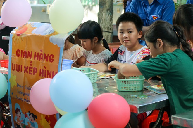 Báo Người Lao Động trao tặng 1.000 lá cờ Tổ quốc cho phường Xuân Hoà - Ảnh 14. Báo Người Lao Động trao tặng 1.000 lá cờ Tổ quốc cho phường Xuân Hoà - Ảnh 14.