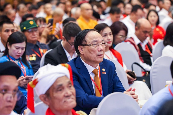 Chủ tịch nước và Thủ tướng cùng gặp mặt 300 đại biểu tiêu biểu đại diện các tầng lớp nhân dân- Ảnh 5. Chủ tịch nước và Thủ tướng cùng gặp mặt 300 đại biểu tiêu biểu đại diện các tầng lớp nhân dân- Ảnh 5.