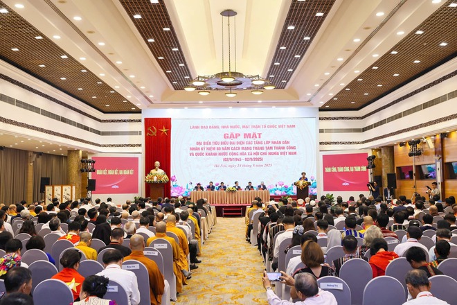 Chủ tịch nước và Thủ tướng cùng gặp mặt 300 đại biểu tiêu biểu đại diện các tầng lớp nhân dân- Ảnh 4. Chủ tịch nước và Thủ tướng cùng gặp mặt 300 đại biểu tiêu biểu đại diện các tầng lớp nhân dân- Ảnh 4.