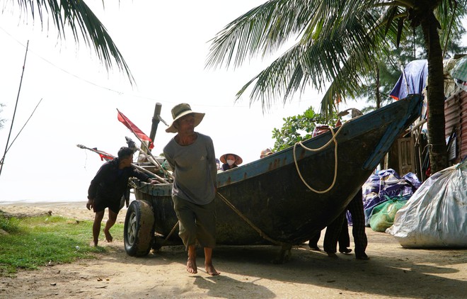 Ngư dân Sầm Sơn kéo thuyền bè lên bờ tránh bão số 5- Ảnh 4.