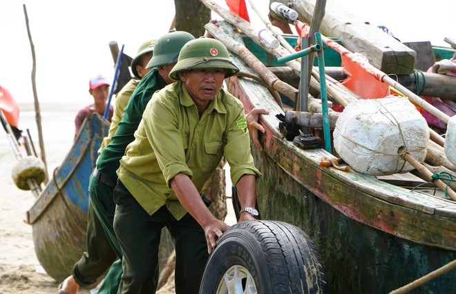 Ngư dân Sầm Sơn kéo thuyền bè lên bờ tránh bão số 5- Ảnh 7.