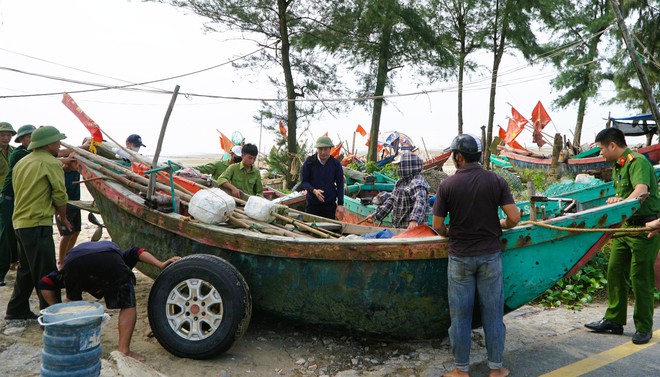 Ngư dân Sầm Sơn kéo thuyền bè lên bờ tránh bão số 5- Ảnh 6.