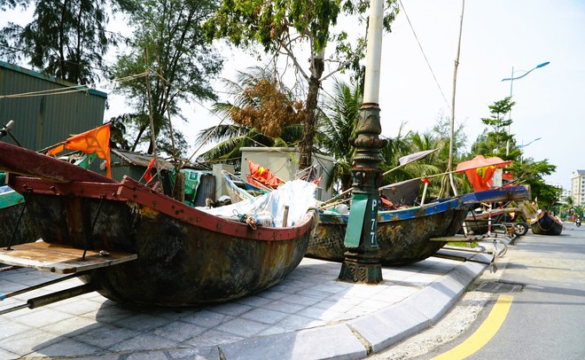 Ngư dân Sầm Sơn kéo thuyền bè lên bờ tránh bão số 5- Ảnh 10.
