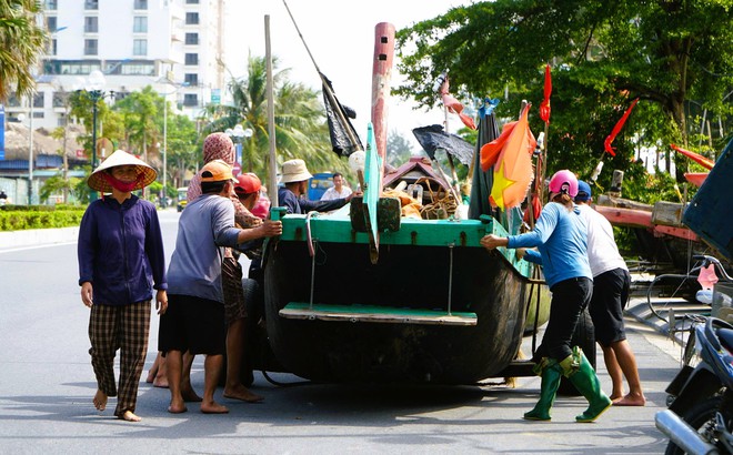 Ngư dân Sầm Sơn kéo thuyền bè lên bờ tránh bão số 5- Ảnh 11.