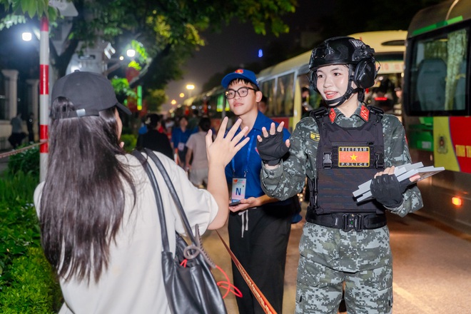 VIDEO: Khoảnh khắc đáng yêu mà bộ đội và người dân dành cho nhau tại điểm tập kết tối Sơ duyệt A80- Ảnh 15.