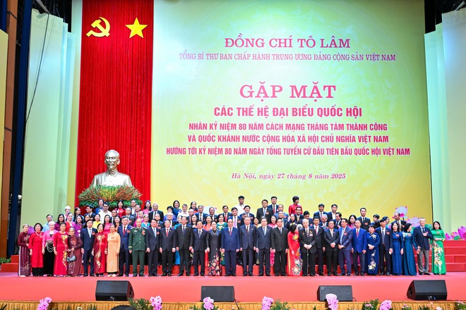 Tổng Bí thư Tô Lâm chủ trì gặp mặt gần 2.000 đại biểu Quốc hội qua các thời kỳ- Ảnh 6. Tổng Bí thư Tô Lâm chủ trì gặp mặt gần 2.000 đại biểu Quốc hội qua các thời kỳ- Ảnh 6.
