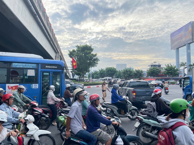 Sáng nay, khu vực cầu Bình Lợi, người dân phải nhích từng chút- Ảnh 8. Sáng nay, khu vực cầu Bình Lợi, người dân phải nhích từng chút- Ảnh 8.