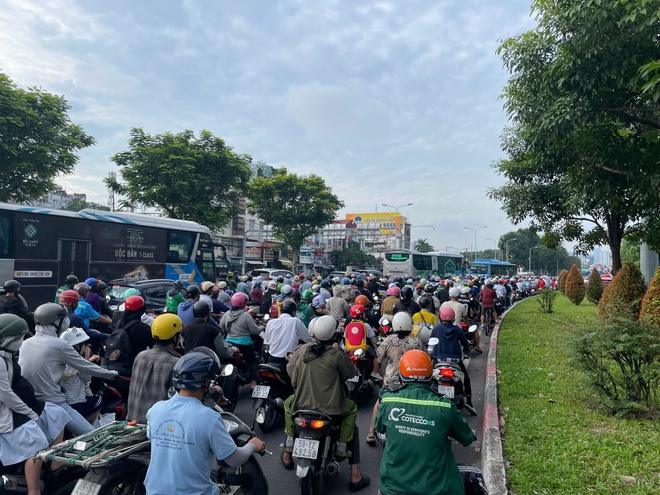 Sáng nay, khu vực cầu Bình Lợi, người dân phải nhích từng chút- Ảnh 9. Sáng nay, khu vực cầu Bình Lợi, người dân phải nhích từng chút- Ảnh 9.