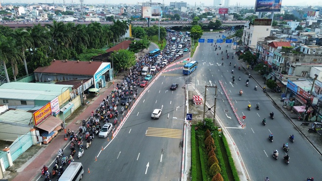 Sáng nay, khu vực cầu Bình Lợi, người dân phải nhích từng chút- Ảnh 7. Sáng nay, khu vực cầu Bình Lợi, người dân phải nhích từng chút- Ảnh 7.