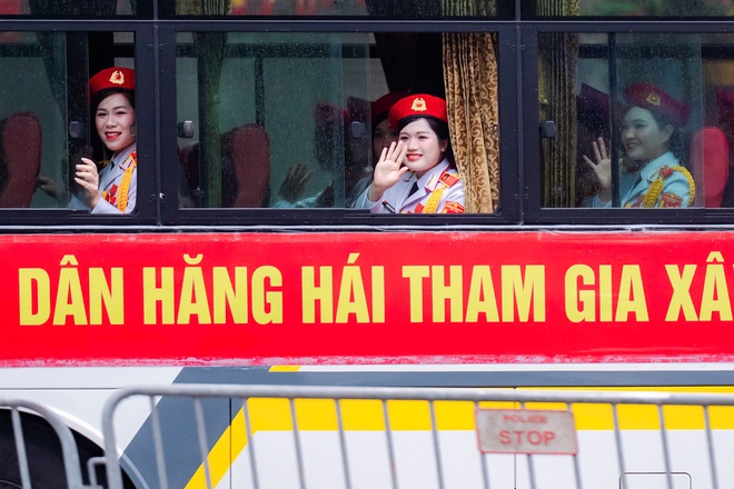 VIDEO: Khoảnh khắc đáng yêu mà bộ đội và người dân dành cho nhau tại điểm tập kết tối Sơ duyệt A80- Ảnh 7.