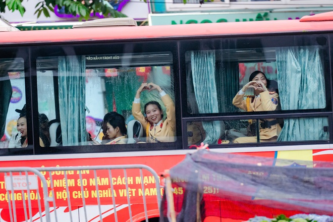 VIDEO: Khoảnh khắc đáng yêu mà bộ đội và người dân dành cho nhau tại điểm tập kết tối Sơ duyệt A80- Ảnh 14.