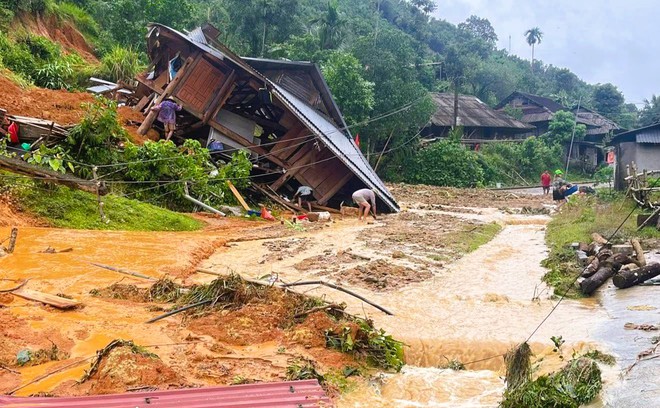 Lũ quét bất ngờ đổ về, người dân tháo chạy, cả bản tan hoang- Ảnh 2. Lũ quét bất ngờ đổ về, người dân tháo chạy, cả bản tan hoang- Ảnh 2.