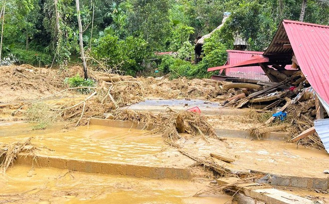 Lũ quét bất ngờ đổ về, người dân tháo chạy, cả bản tan hoang- Ảnh 3. Lũ quét bất ngờ đổ về, người dân tháo chạy, cả bản tan hoang- Ảnh 3.