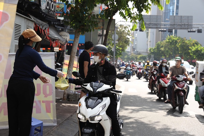 Tắc nghẽn giao thông đường Bạch Đằng: Cửa ngõ quan trọng vào sân bay Tân Sơn Nhất - Ảnh 9. Tắc nghẽn giao thông đường Bạch Đằng: Cửa ngõ quan trọng vào sân bay Tân Sơn Nhất - Ảnh 9.