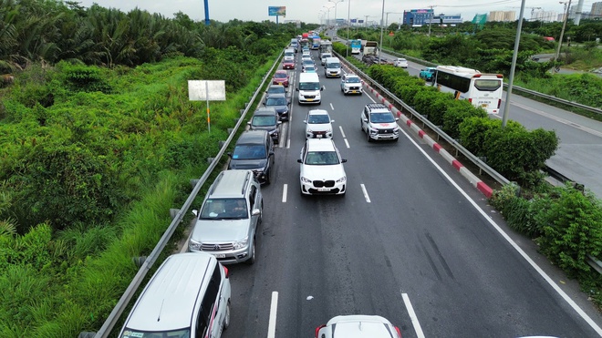 Cận cảnh người dân TP HCM về quê nghỉ lễ ở nhiều tuyến đường chiều tối 29-8- Ảnh 4. Cận cảnh người dân TP HCM về quê nghỉ lễ ở nhiều tuyến đường chiều tối 29-8- Ảnh 4.