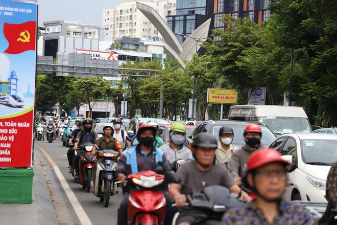 Cận cảnh người dân TP HCM về quê nghỉ lễ ở nhiều tuyến đường chiều tối 29-8- Ảnh 17. Cận cảnh người dân TP HCM về quê nghỉ lễ ở nhiều tuyến đường chiều tối 29-8- Ảnh 17.
