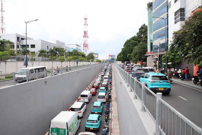 Cận cảnh người dân TP HCM về quê nghỉ lễ ở nhiều tuyến đường chiều tối 29-8- Ảnh 16. Cận cảnh người dân TP HCM về quê nghỉ lễ ở nhiều tuyến đường chiều tối 29-8- Ảnh 16.