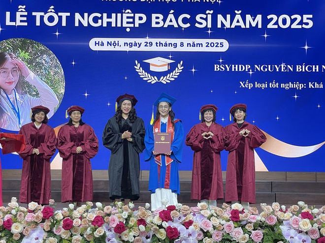 Gần 750 bác sĩ nhận bằng trong lễ tốt nghiệp "chưa từng có" - Ảnh 6.
