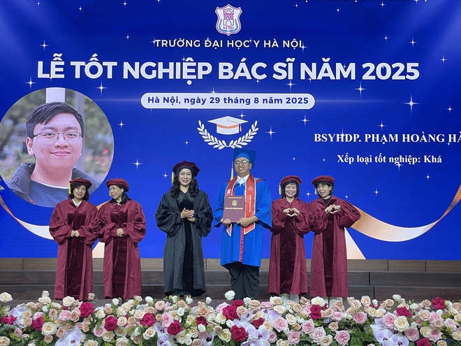 Gần 750 bác sĩ nhận bằng trong lễ tốt nghiệp "chưa từng có" - Ảnh 4.