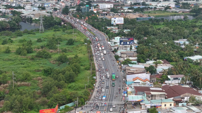 Cận cảnh người dân TP HCM về quê nghỉ lễ ở nhiều tuyến đường chiều tối 29-8- Ảnh 12. Cận cảnh người dân TP HCM về quê nghỉ lễ ở nhiều tuyến đường chiều tối 29-8- Ảnh 12.
