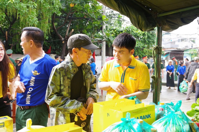 Chương trình "Gian hàng 0 đồng, gắn kết tình Quân – Dân" mang niềm vui đến với phường Trung Mỹ Tây - Ảnh 6.