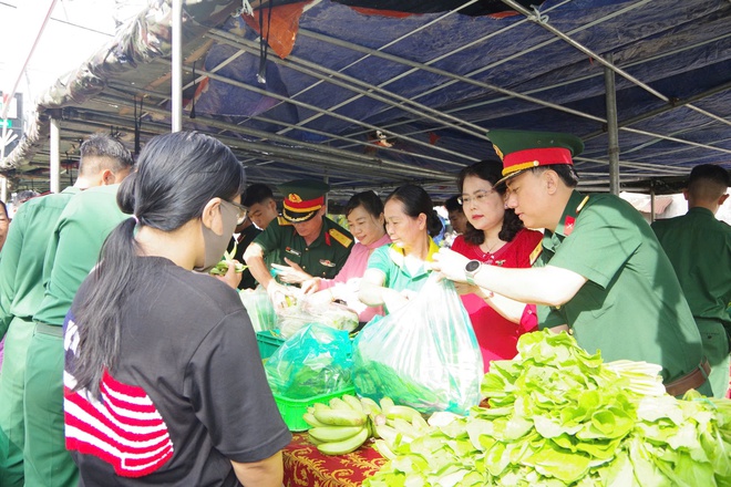 Chương trình "Gian hàng 0 đồng, gắn kết tình Quân – Dân" mang niềm vui đến với phường Trung Mỹ Tây - Ảnh 4.