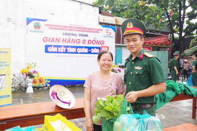 Chương trình "Gian hàng 0 đồng, gắn kết tình Quân – Dân" mang niềm vui đến với phường Trung Mỹ Tây - Ảnh 3.
