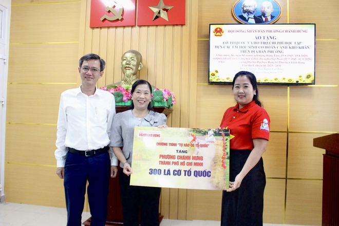 Trao 300 lá cờ Tổ quốc và học bổng tại phường Chánh Hưng - Ảnh 2.
