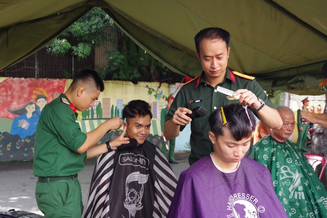 Chương trình "Gian hàng 0 đồng, gắn kết tình Quân – Dân" mang niềm vui đến với phường Trung Mỹ Tây - Ảnh 5.