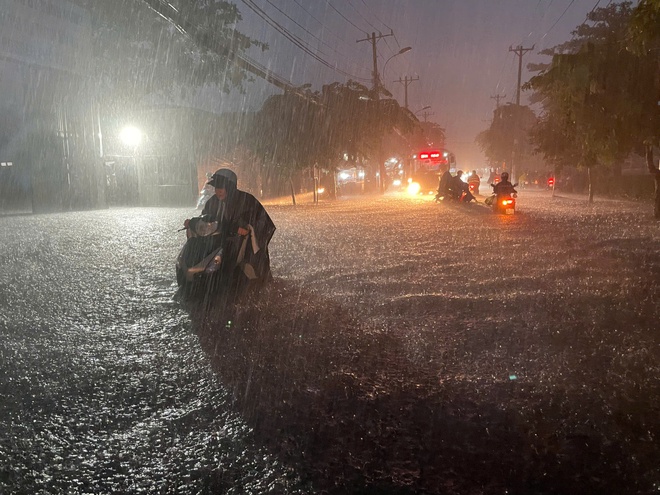 Mưa lớn bất ngờ đổ xuống TP HCM, nhiều tuyến đường đang ngập sâu, xe chết máy - Ảnh 4. Mưa lớn bất ngờ đổ xuống TP HCM, nhiều tuyến đường đang ngập sâu, xe chết máy - Ảnh 4.