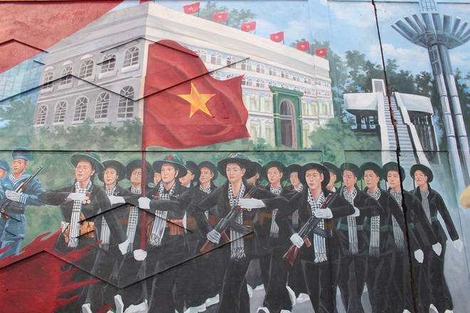 300-meter mural in Ho Chi Minh City impresses locals and tourists- Ảnh 2. 300-meter mural in Ho Chi Minh City impresses locals and tourists- Ảnh 2.