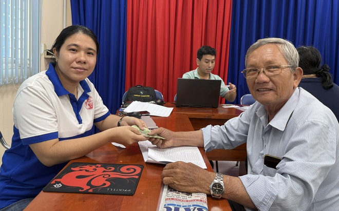 Người dân TP HCM đi nhận quà Quốc khánh: vui như ngày hội - Ảnh 3.