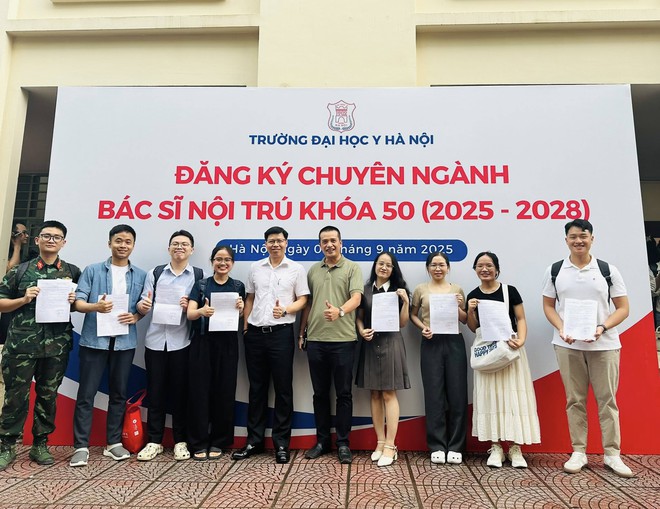 Màn gọi tên chọn ngành bác sĩ nội trú gây bão mạng xã hội tại Trường Đại học Y Hà Nội - Ảnh 7. Màn gọi tên chọn ngành bác sĩ nội trú gây bão mạng xã hội tại Trường Đại học Y Hà Nội - Ảnh 7.