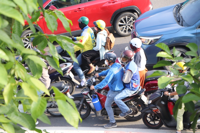 Hình ảnh xe cứu thương "chật vật" di chuyển trên Quốc lộ 13- Ảnh 8. Hình ảnh xe cứu thương "chật vật" di chuyển trên Quốc lộ 13- Ảnh 8.